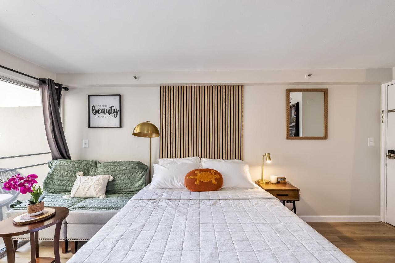 Bright & Cozy Unit With Balcony!