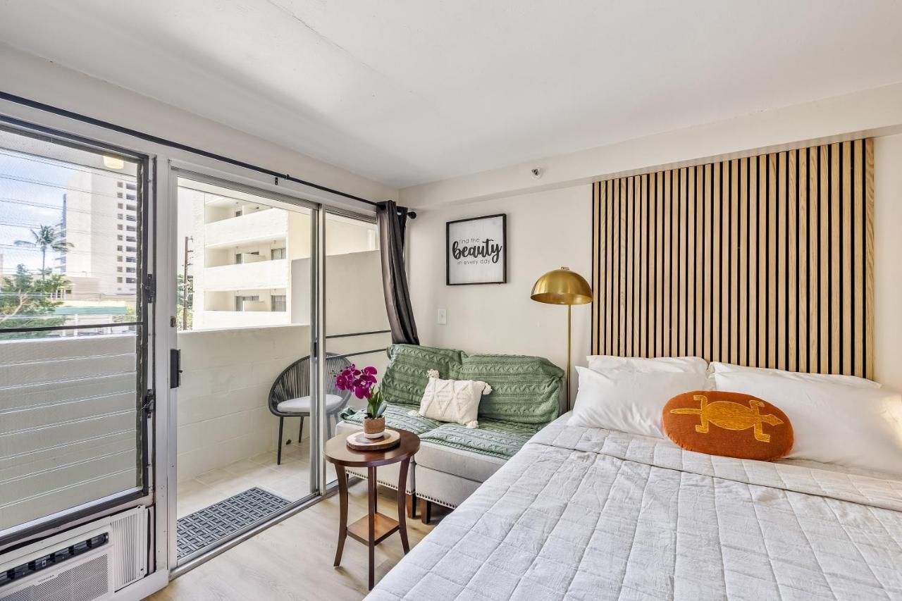 Bright & Cozy Unit With Balcony! *