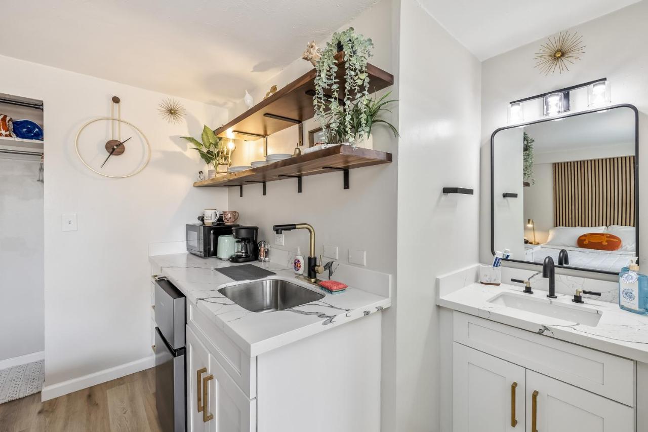 Bright & Cozy Unit With Balcony!