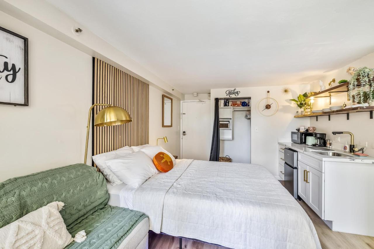 Bright & Cozy Unit With Balcony!