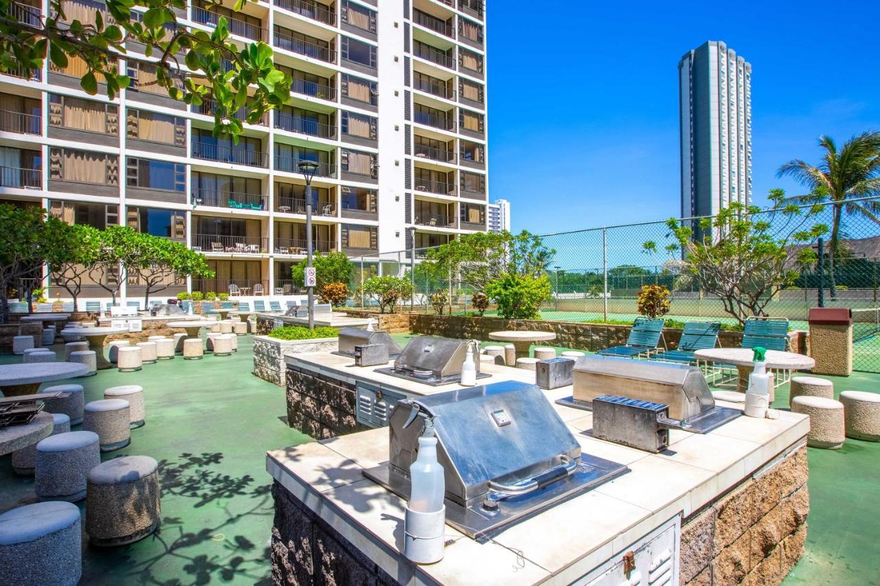 Apartment Vacation Walk To Waikiki Beach!