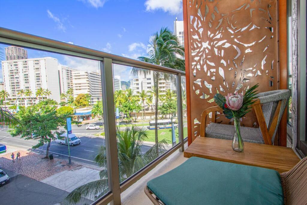 Spacious Walk To L219 Honolulu