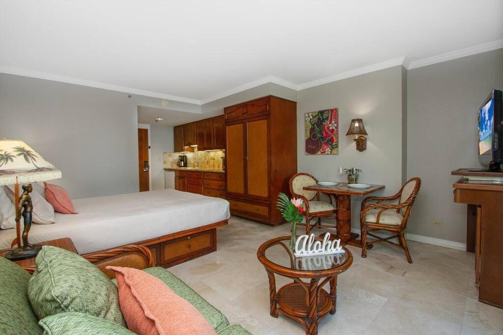 Spacious Walk To L219 Apartment Honolulu