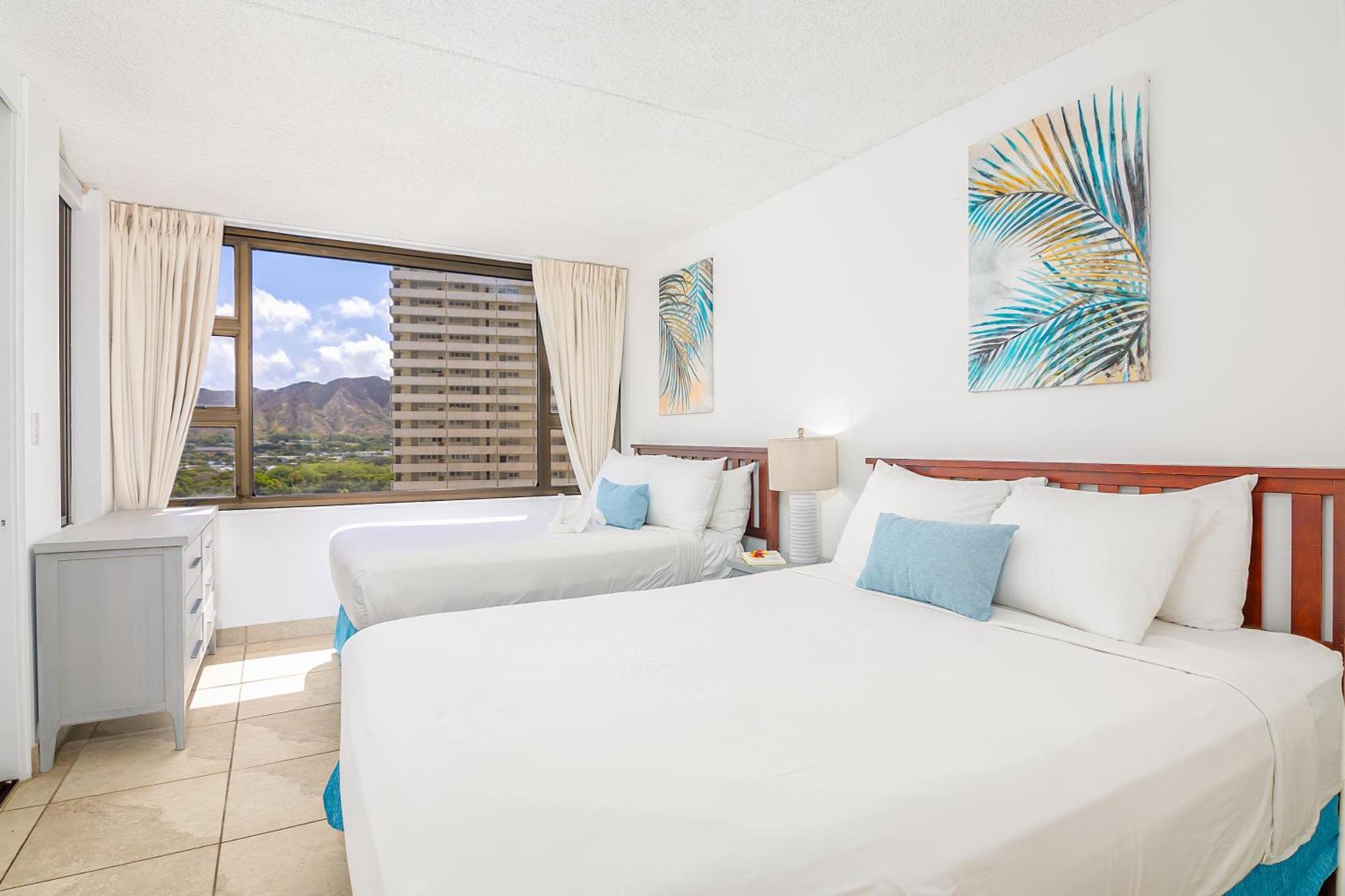 Diamond Head View Condo, Steps To & Free Parking!