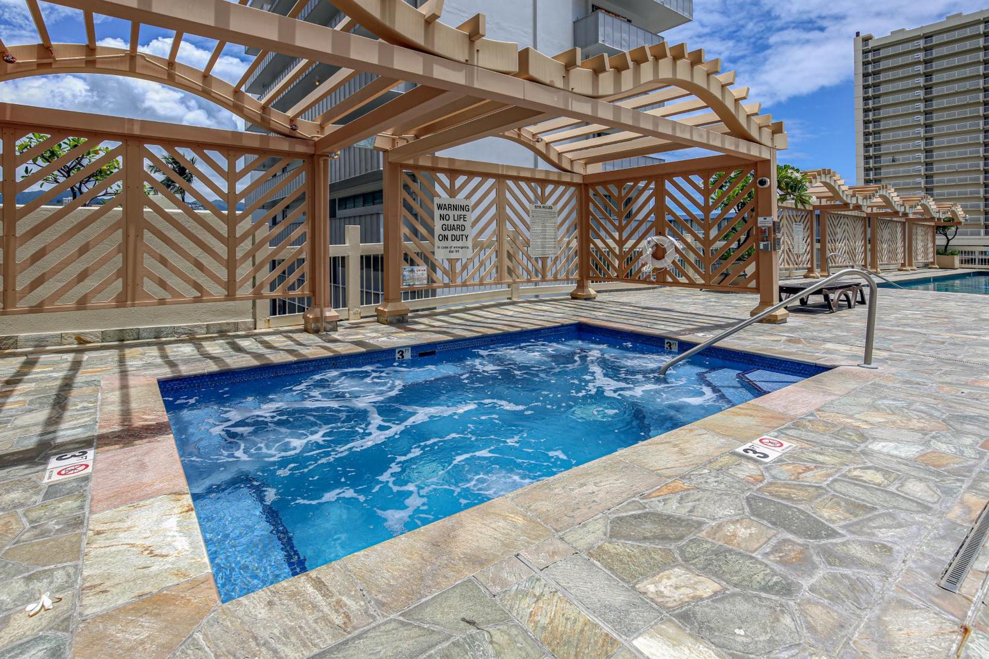 Apartment Stylish Studio With Great Ocean Views & Near Beach! *