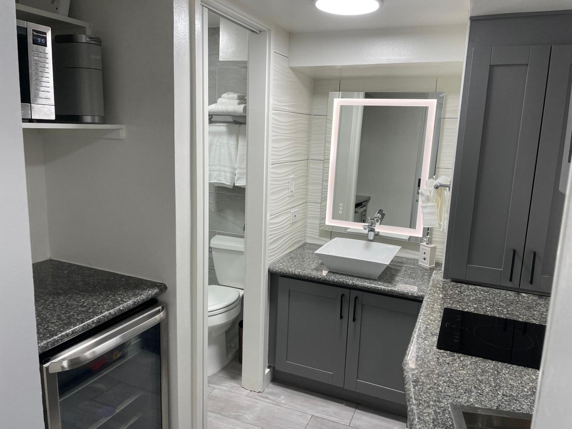 Apartment Modern Ocean View - Waikiki Paradise! *