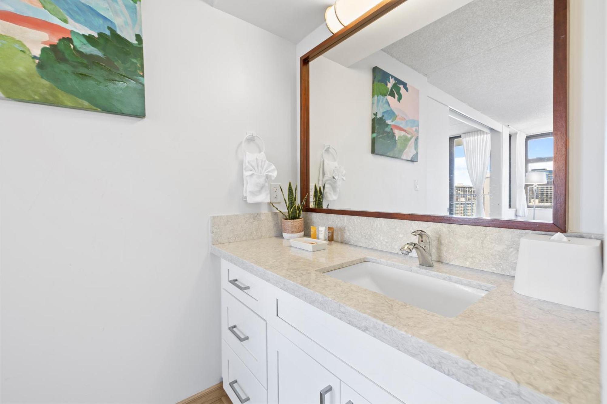 Ocean View Suite, Near Beach & Free Parking! *