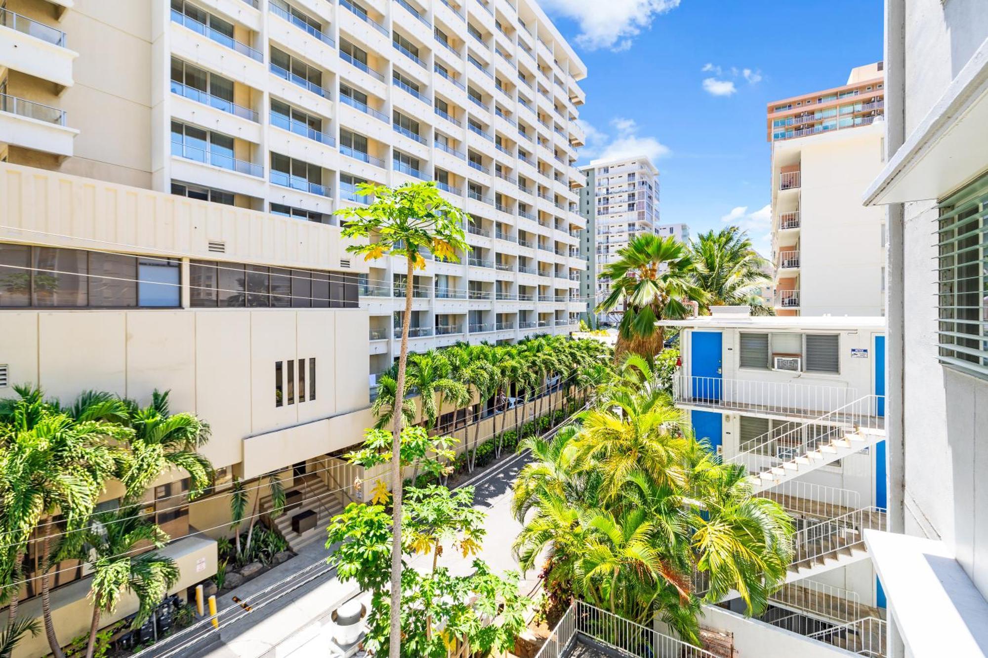 Fully Renovated 2br And 2ba Near Waikiki With Parking Apartment