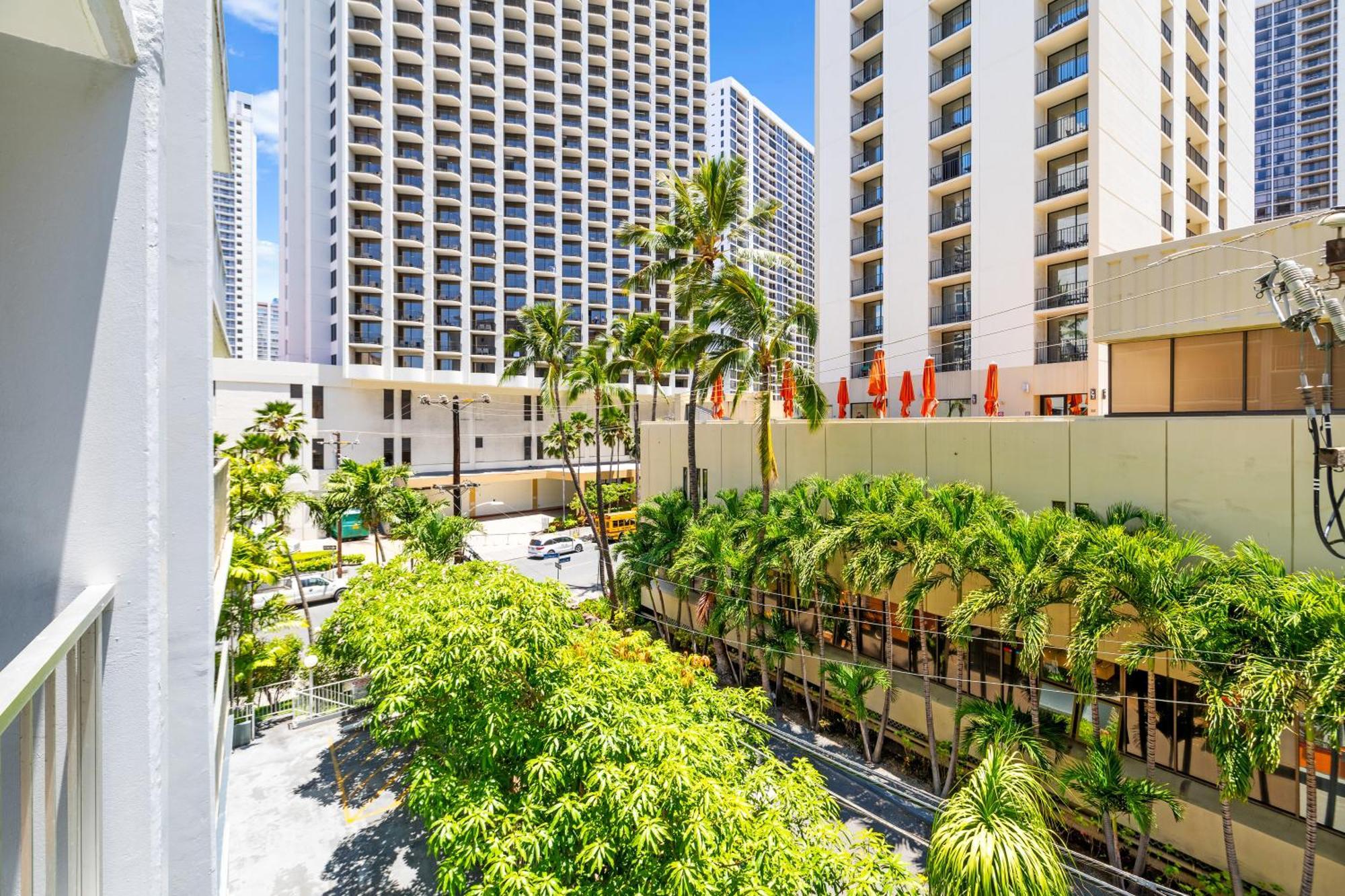 Apartment Fully Renovated 2br And 2ba Near Waikiki With Parking *