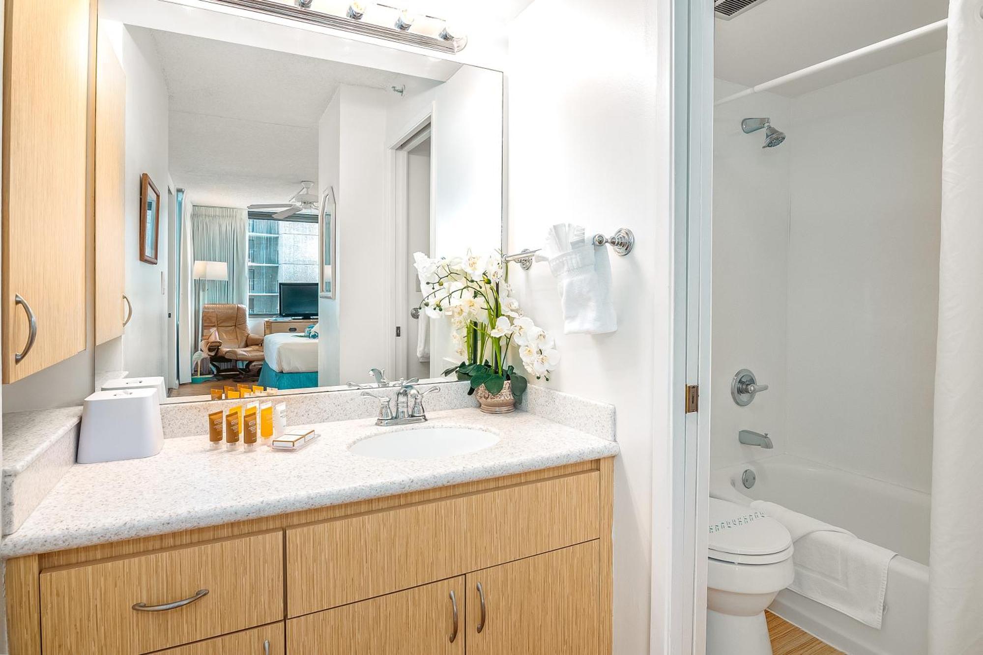 Waikiki Banyan Cozy - Ocean View With Free Parking!