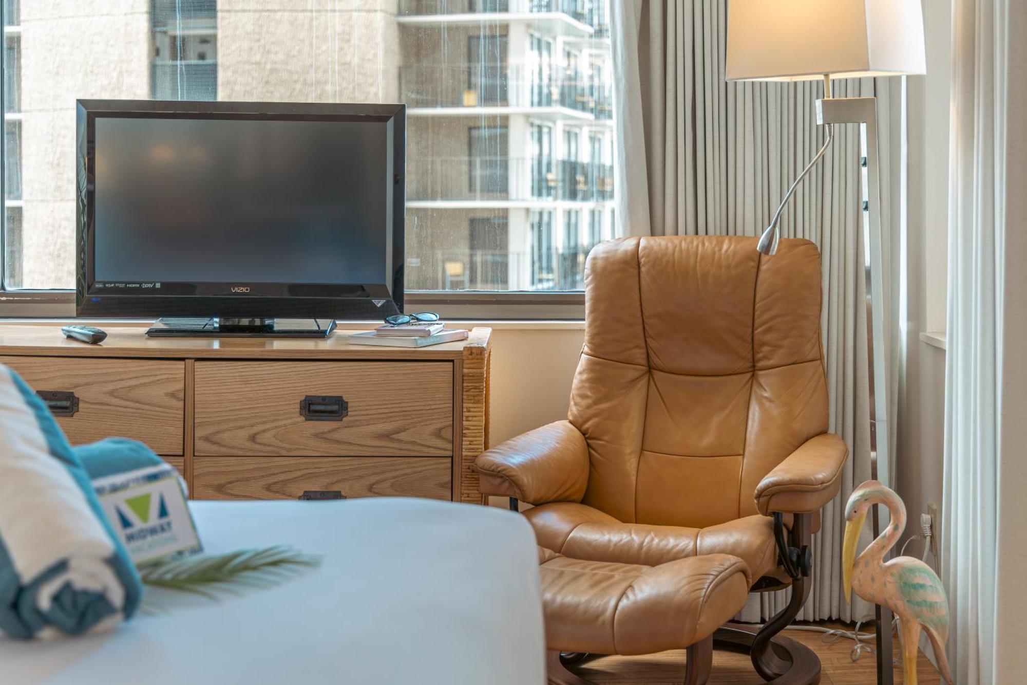 Waikiki Banyan Cozy - Ocean View With Free Parking! Apartment