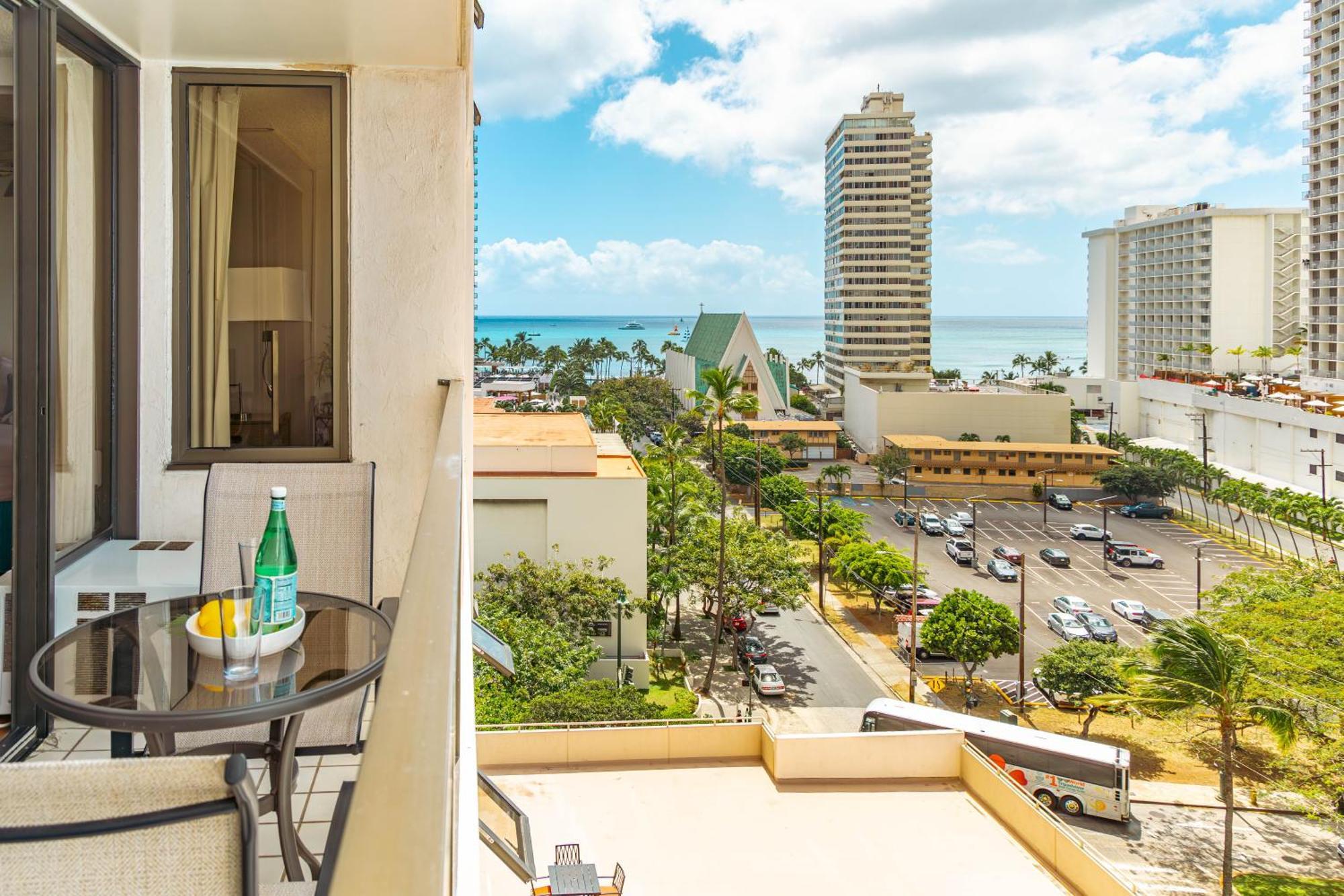 Waikiki Banyan Cozy - Ocean View With Free Parking!