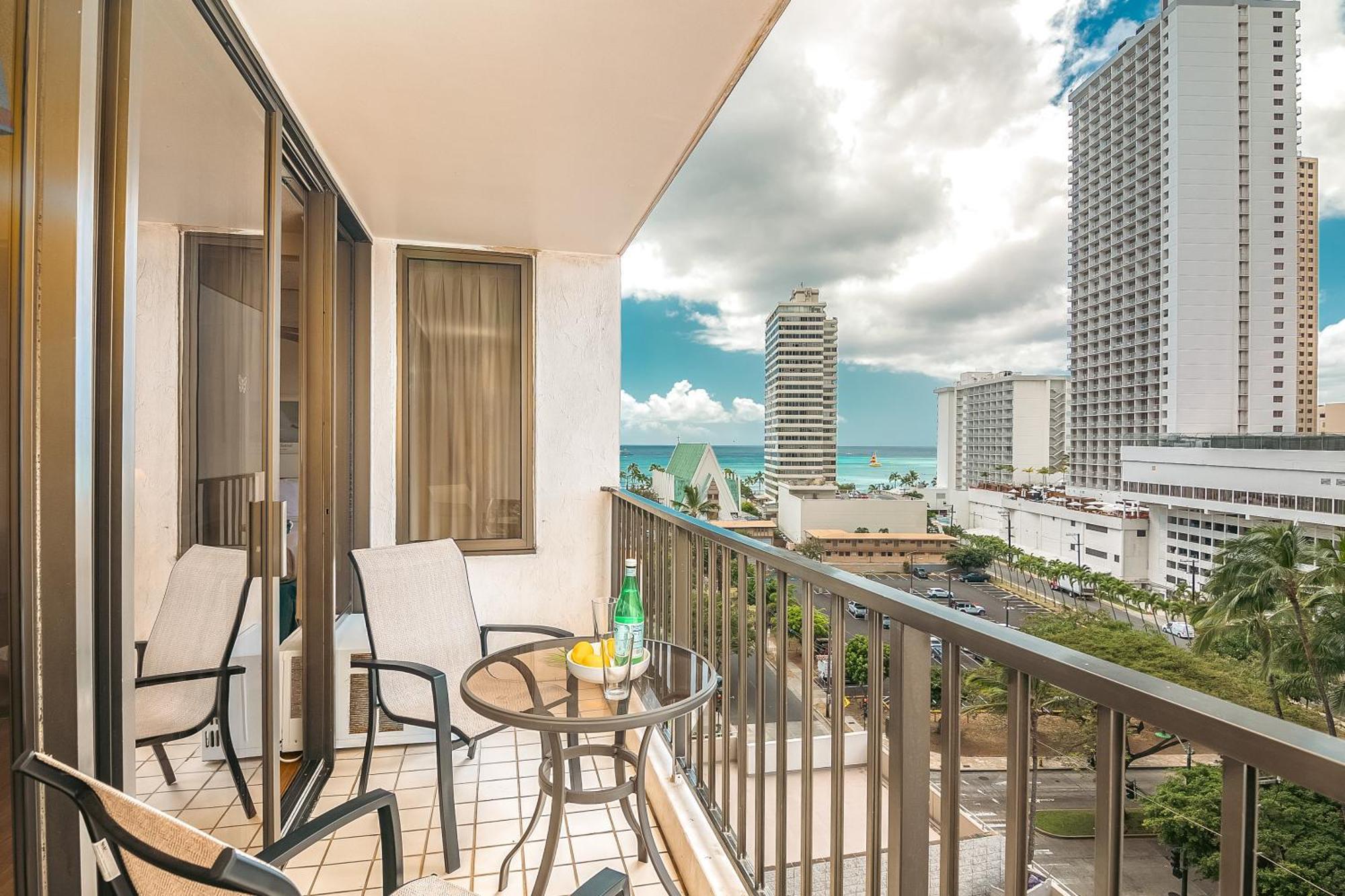 Apartment Waikiki Banyan Cozy - Ocean View With Free Parking!