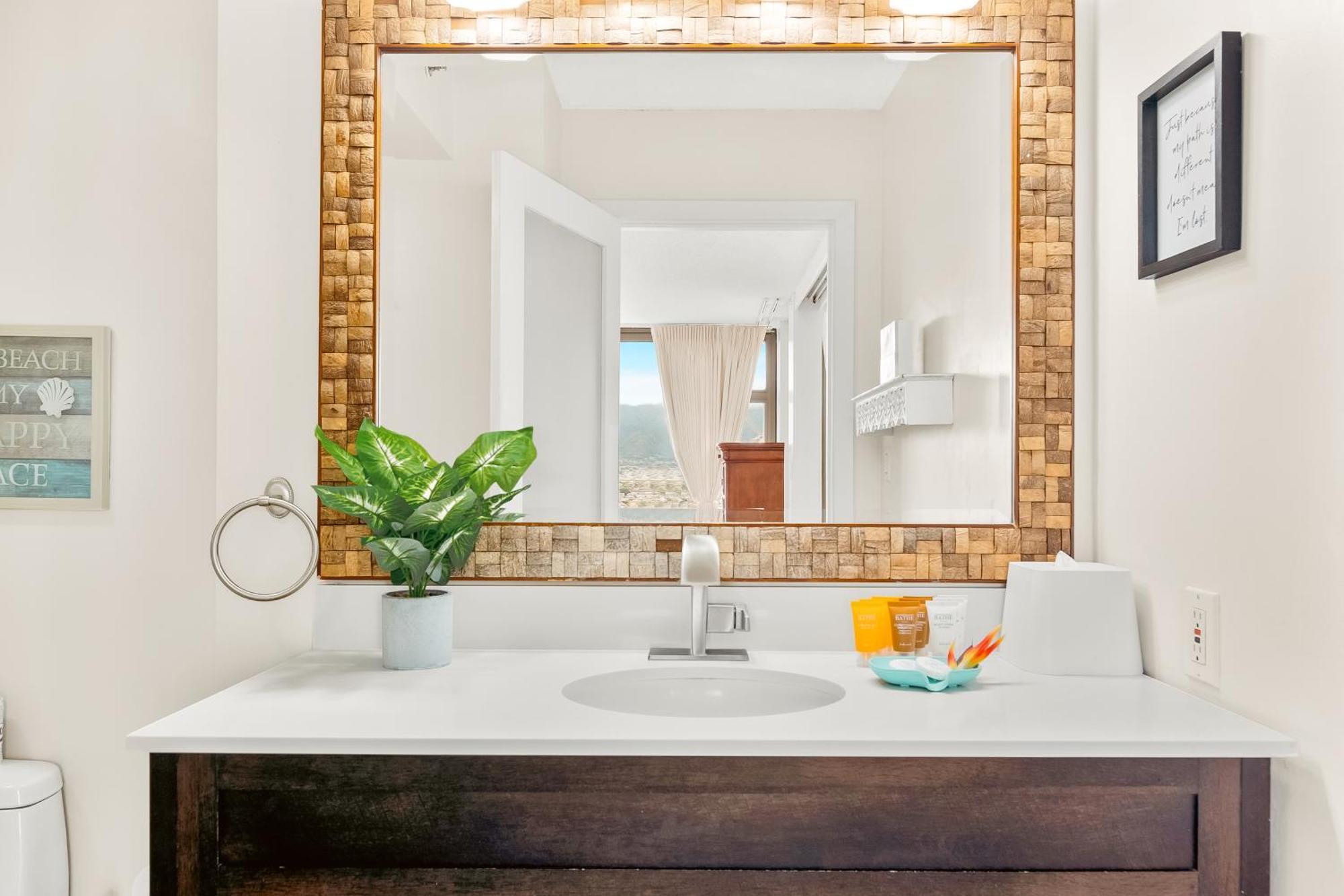 Free Parking Close To Waikiki Pool & Hot Tub Apartment Honolulu