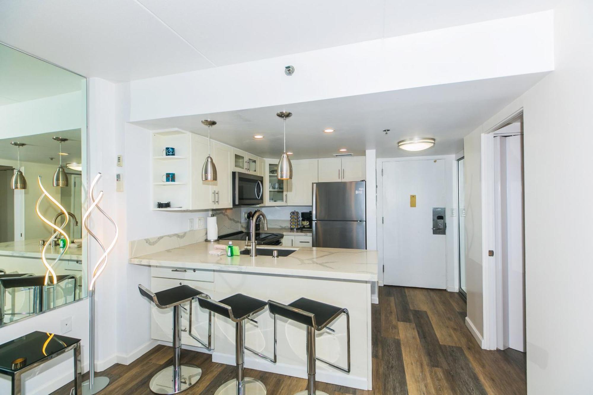 Apartment Ilikai Tower 1033 Yacht Harbor View 1br