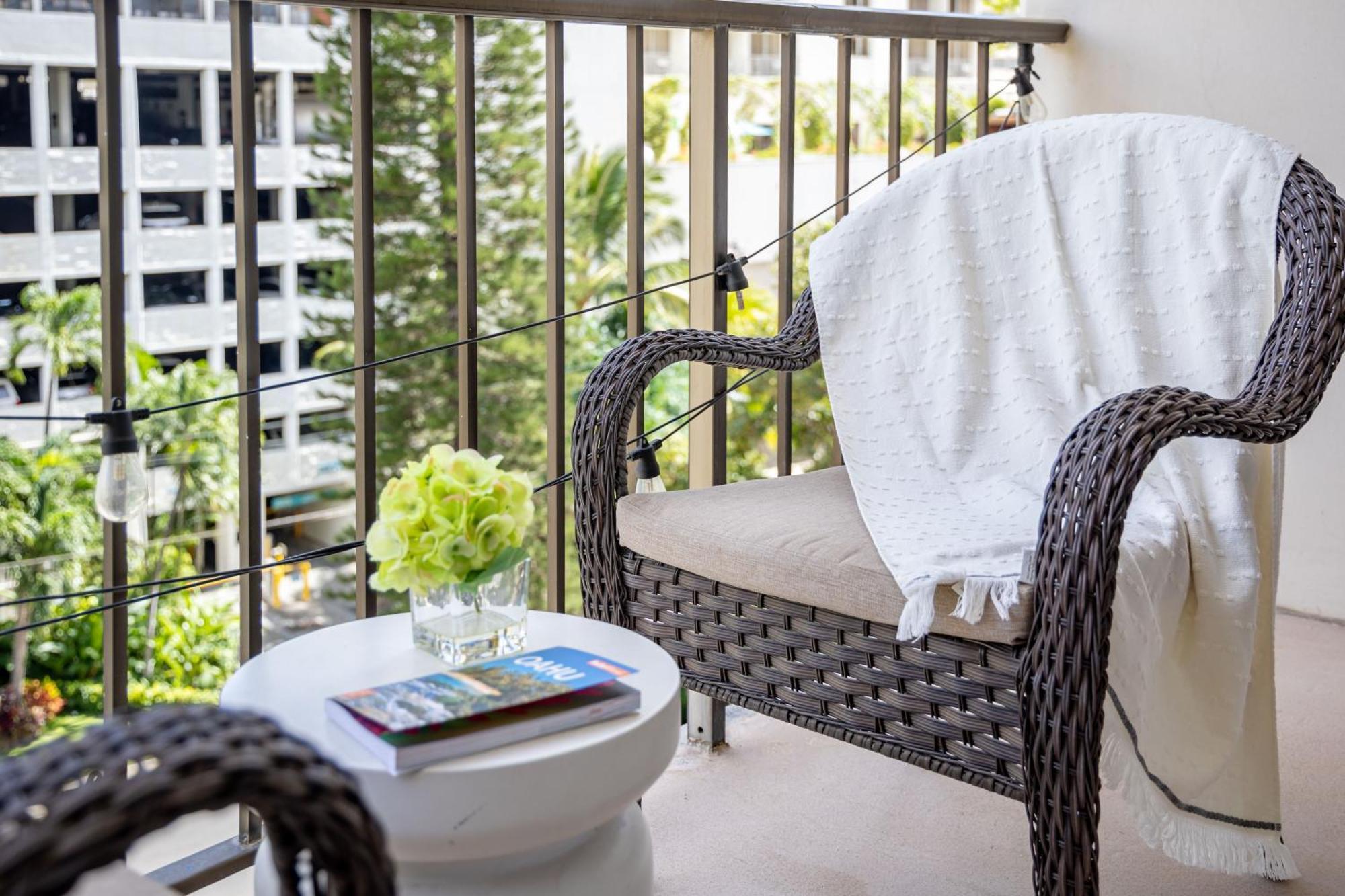 Apartment Kuhio At Waikiki 2br And 2ba Near With Parking *