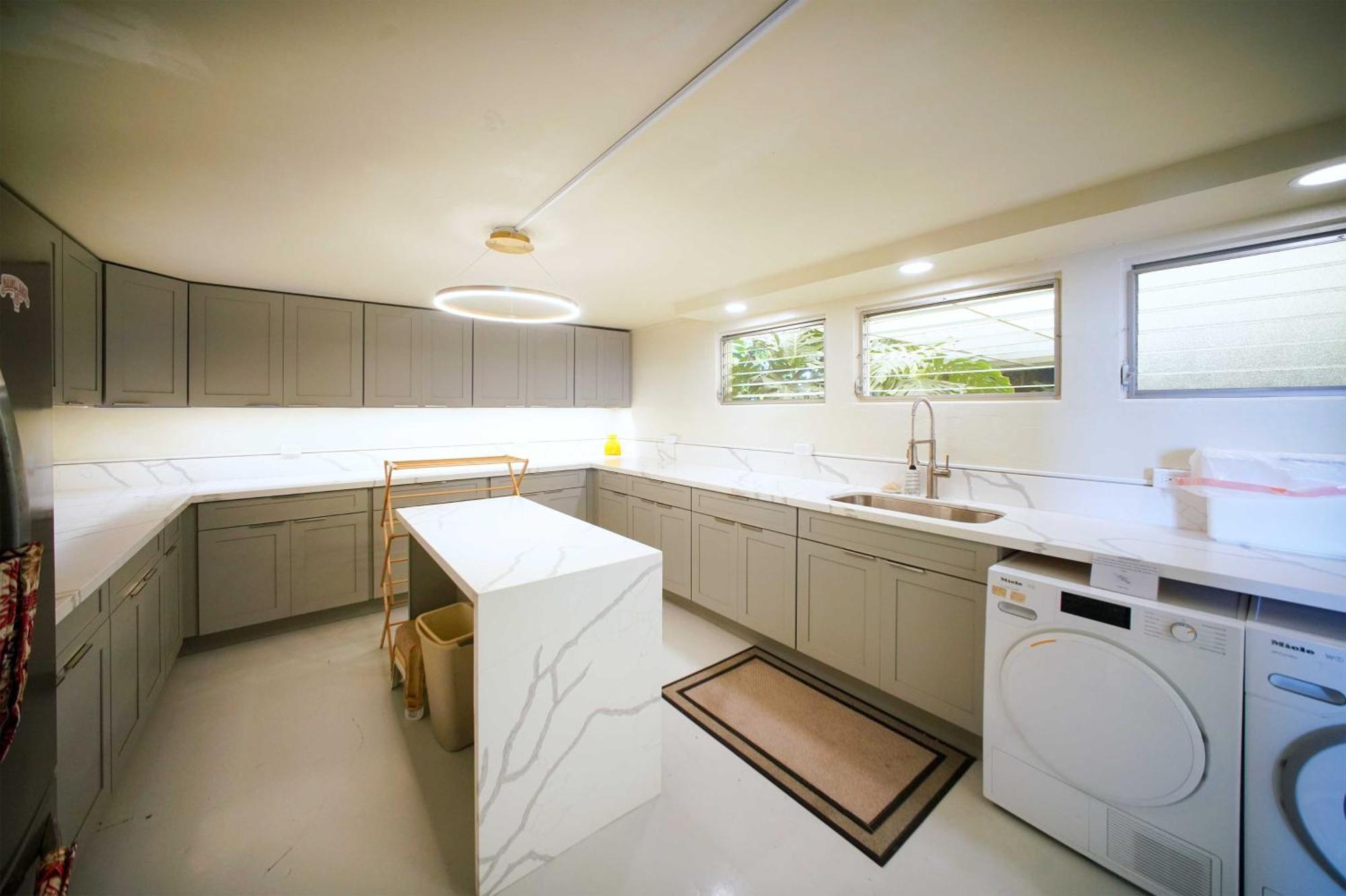Breezy Ocean And Skyline Views Holiday home