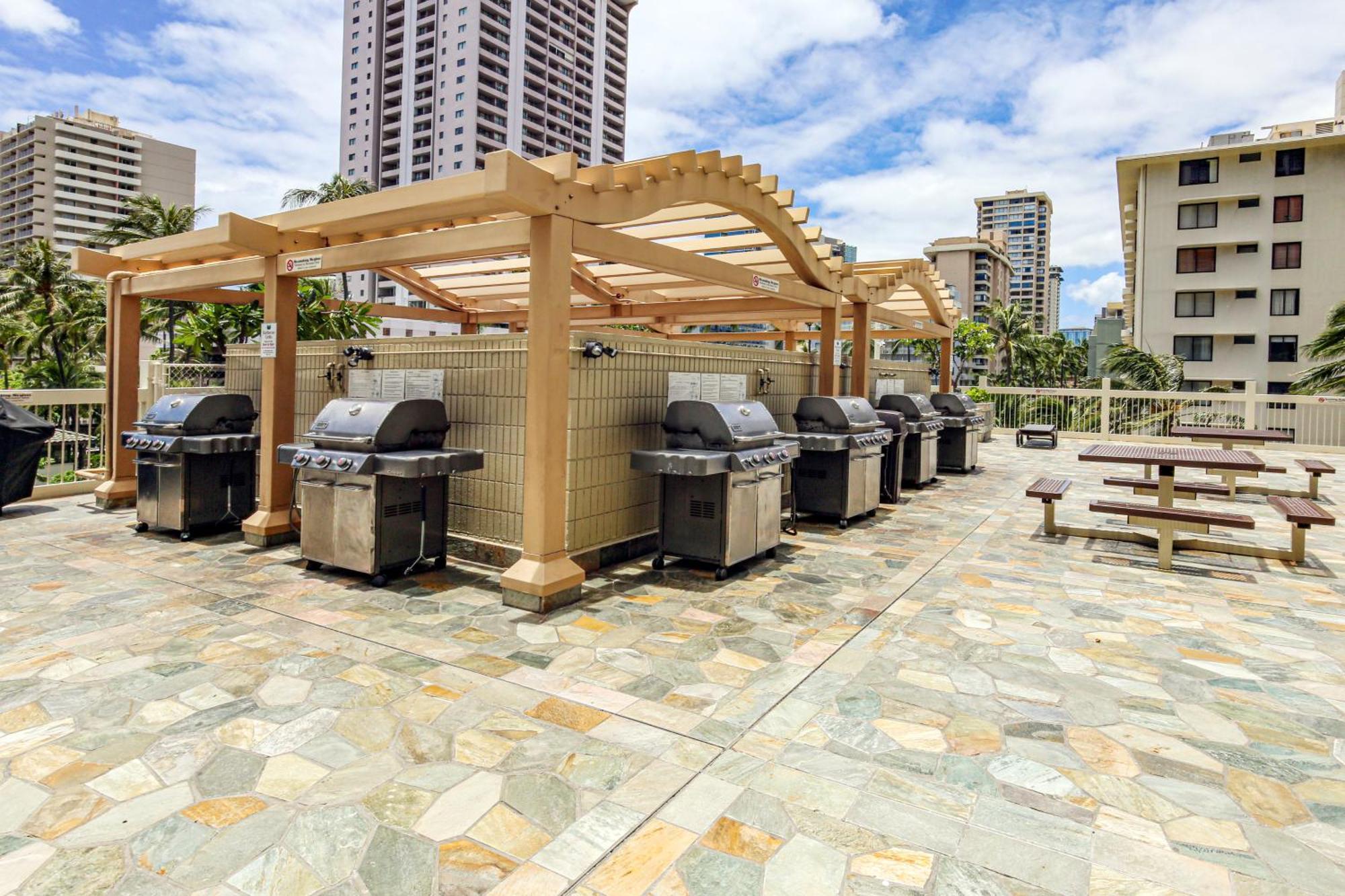 Newly Renovated With Ocean View Near Waikiki Apartment *