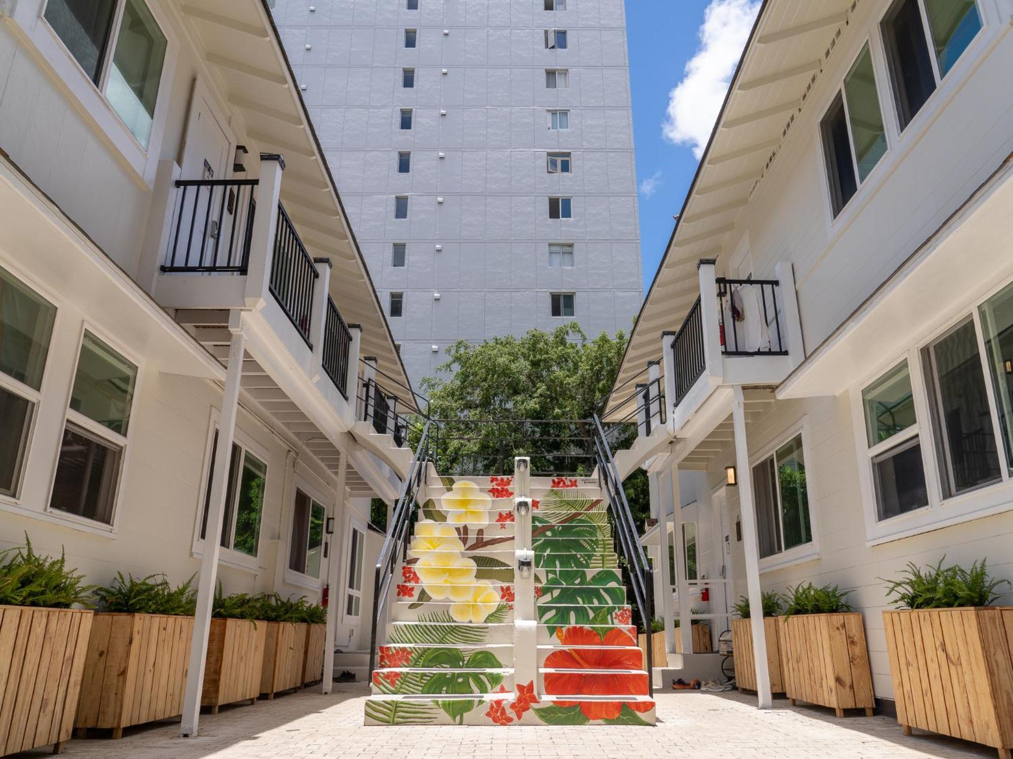 Aloh Seaside Women's Hostel *