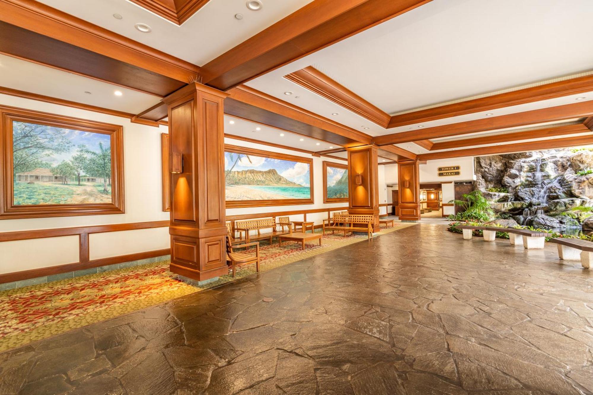 Waikiki Banyan With Ocean Views - Free Parking - Block From Apartment Honolulu