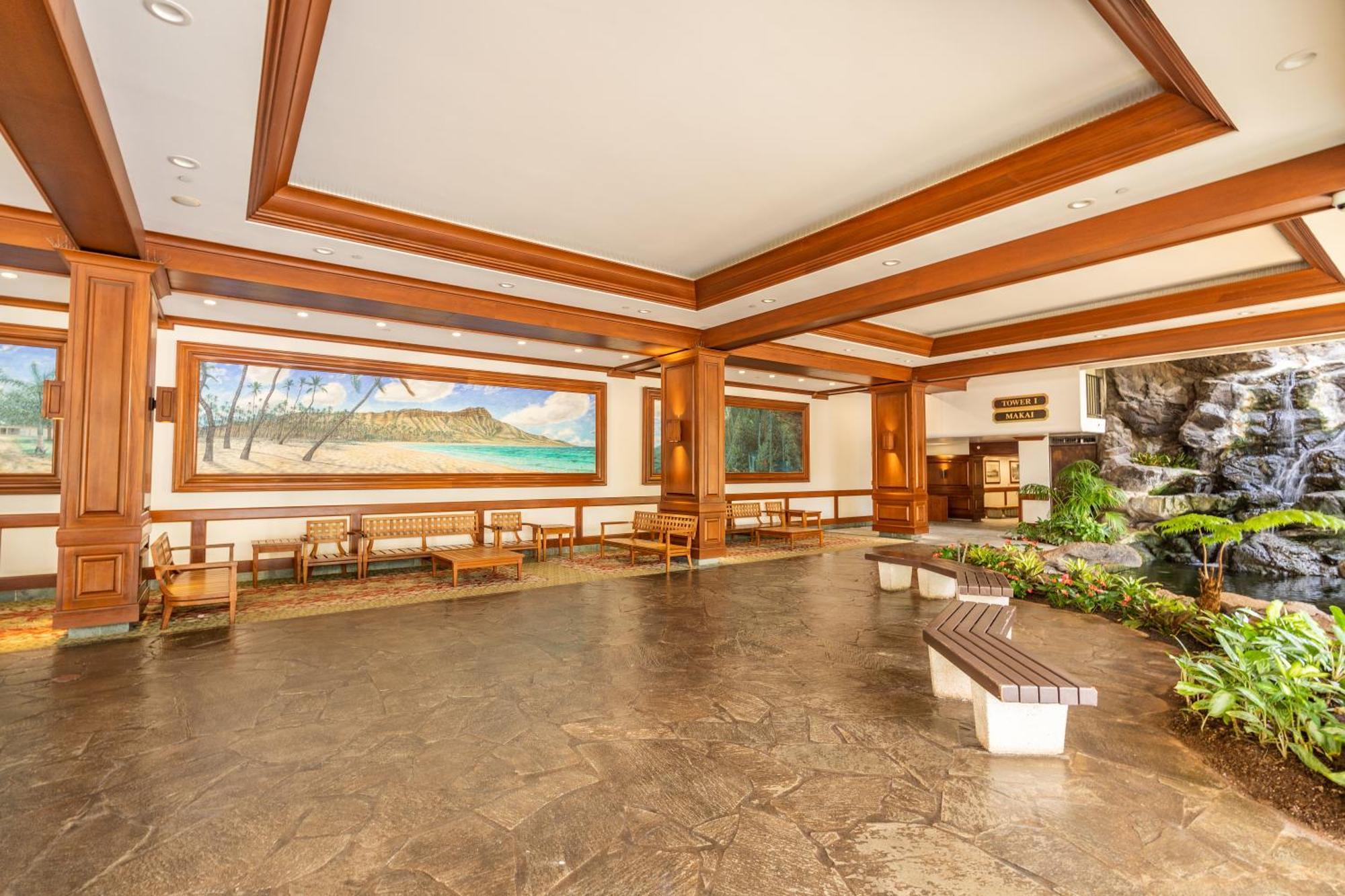 Apartment Waikiki Banyan With Ocean Views - Free Parking - Block From Honolulu
