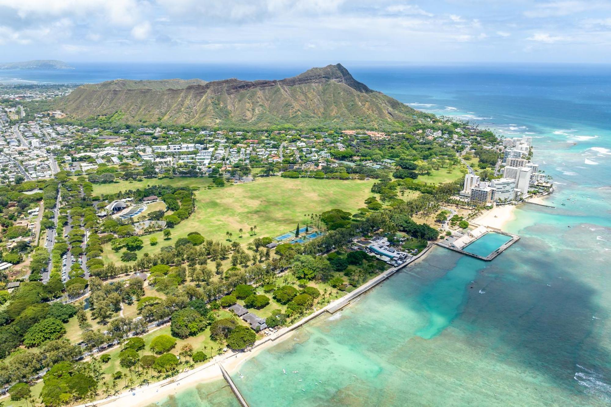 Waikiki Banyan With Ocean Views - Free Parking - Block From