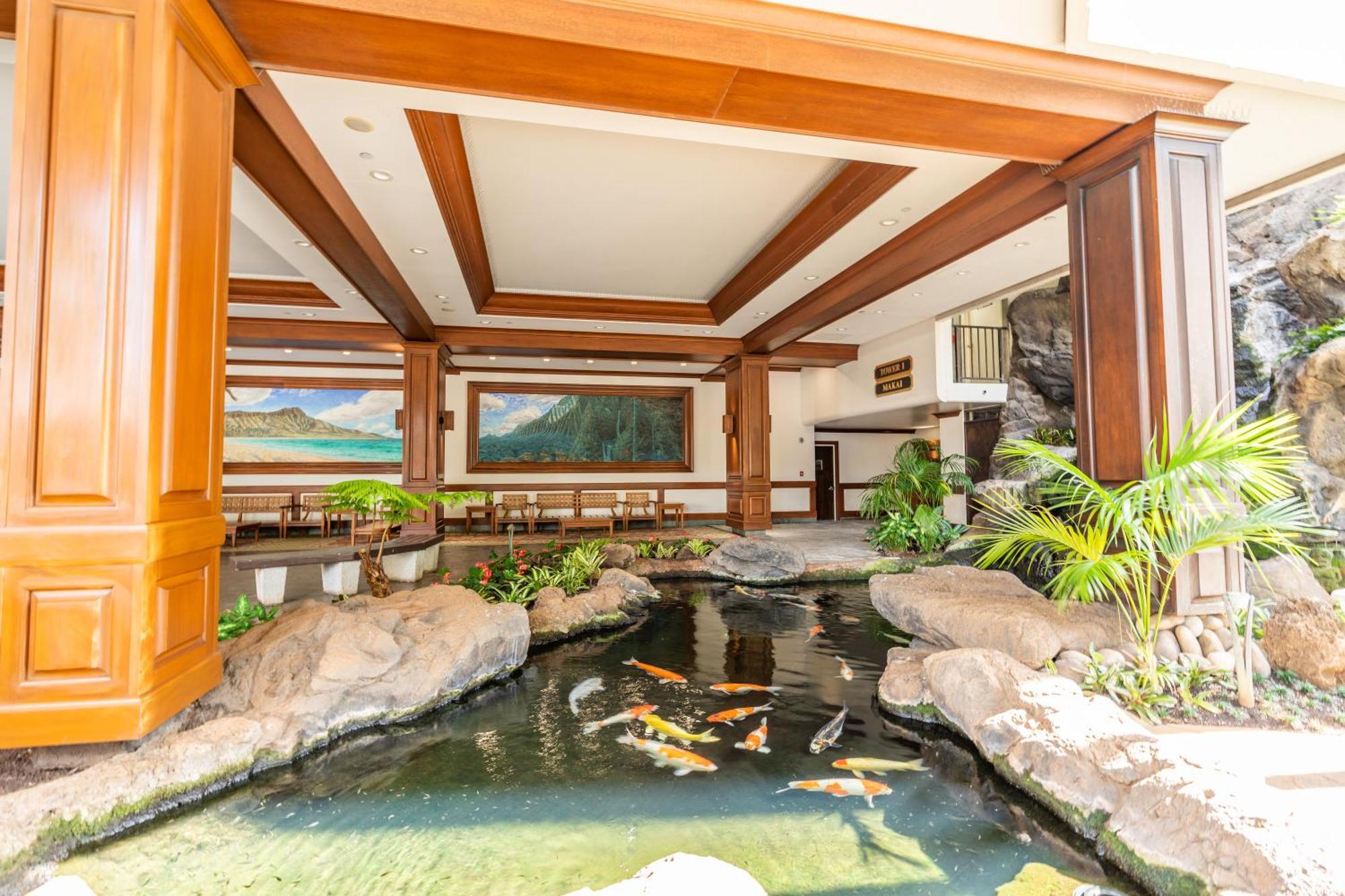 Apartment Waikiki Banyan With Ocean Views - Free Parking - Block From *