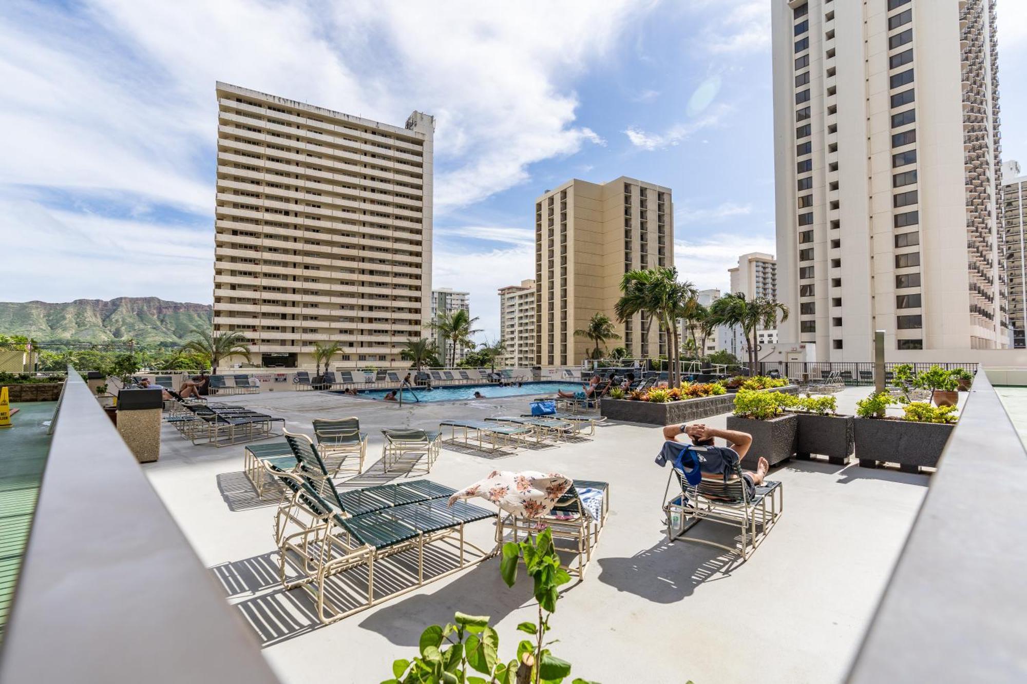 Waikiki Banyan With Ocean Views - Free Parking - Block From Apartment Honolulu
