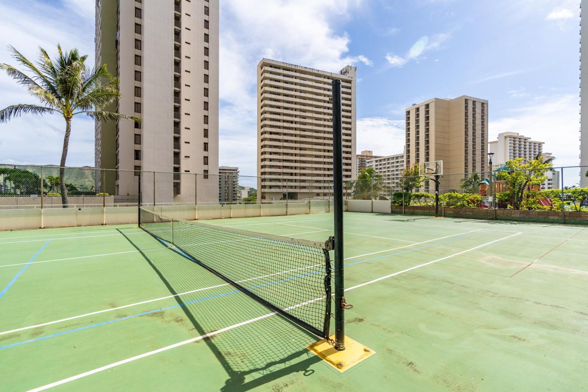 Waikiki Banyan With Ocean Views - Free Parking - Block From *