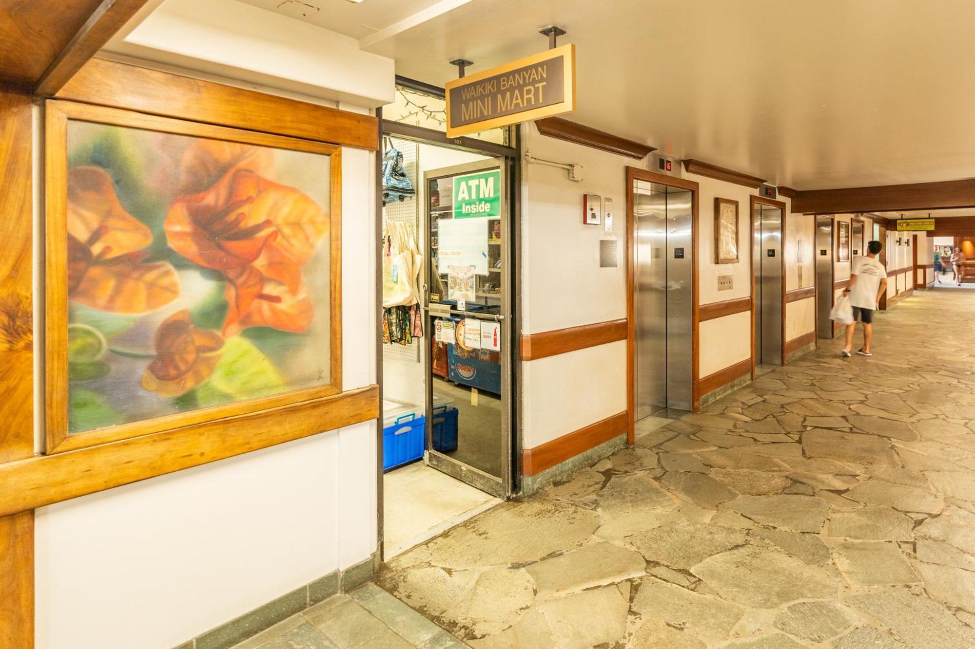 Waikiki Banyan With Ocean Views - Free Parking - Block From