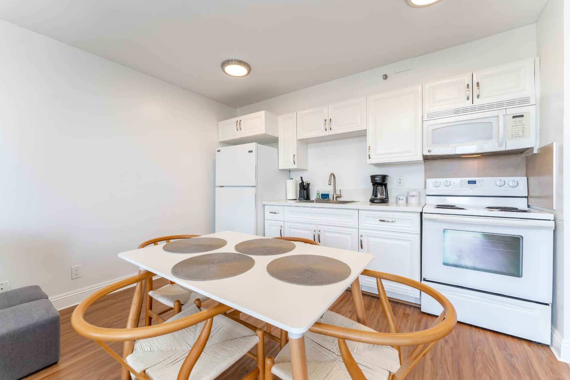 Waikiki Banyan With Ocean Views - Free Parking - Block From Apartment *