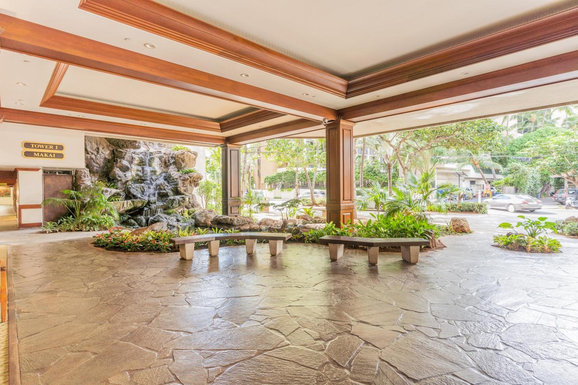 Waikiki Banyan With Ocean Views - Free Parking - Block From *