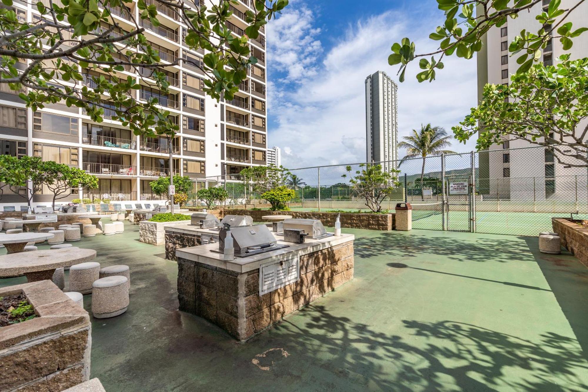 Apartment Waikiki Banyan With Ocean Views - Free Parking - Block From