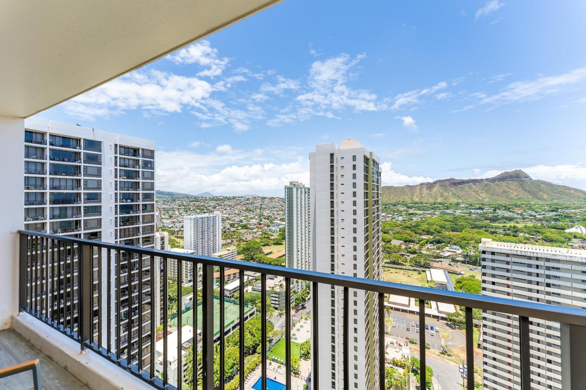 Waikiki Banyan With Ocean Views - Free Parking - Block From Apartment *