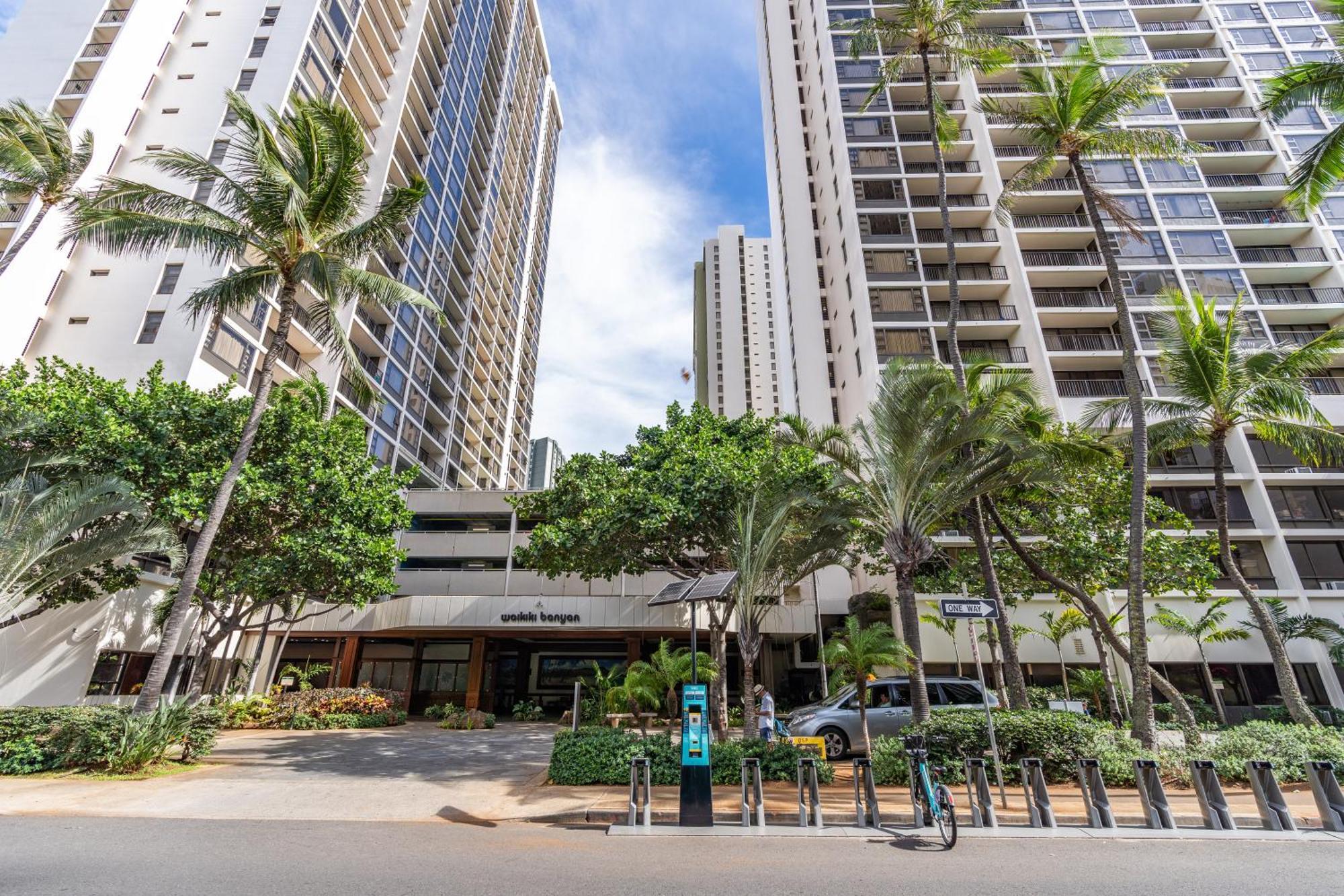 Apartment Waikiki Banyan With Ocean Views - Free Parking - Block From Honolulu