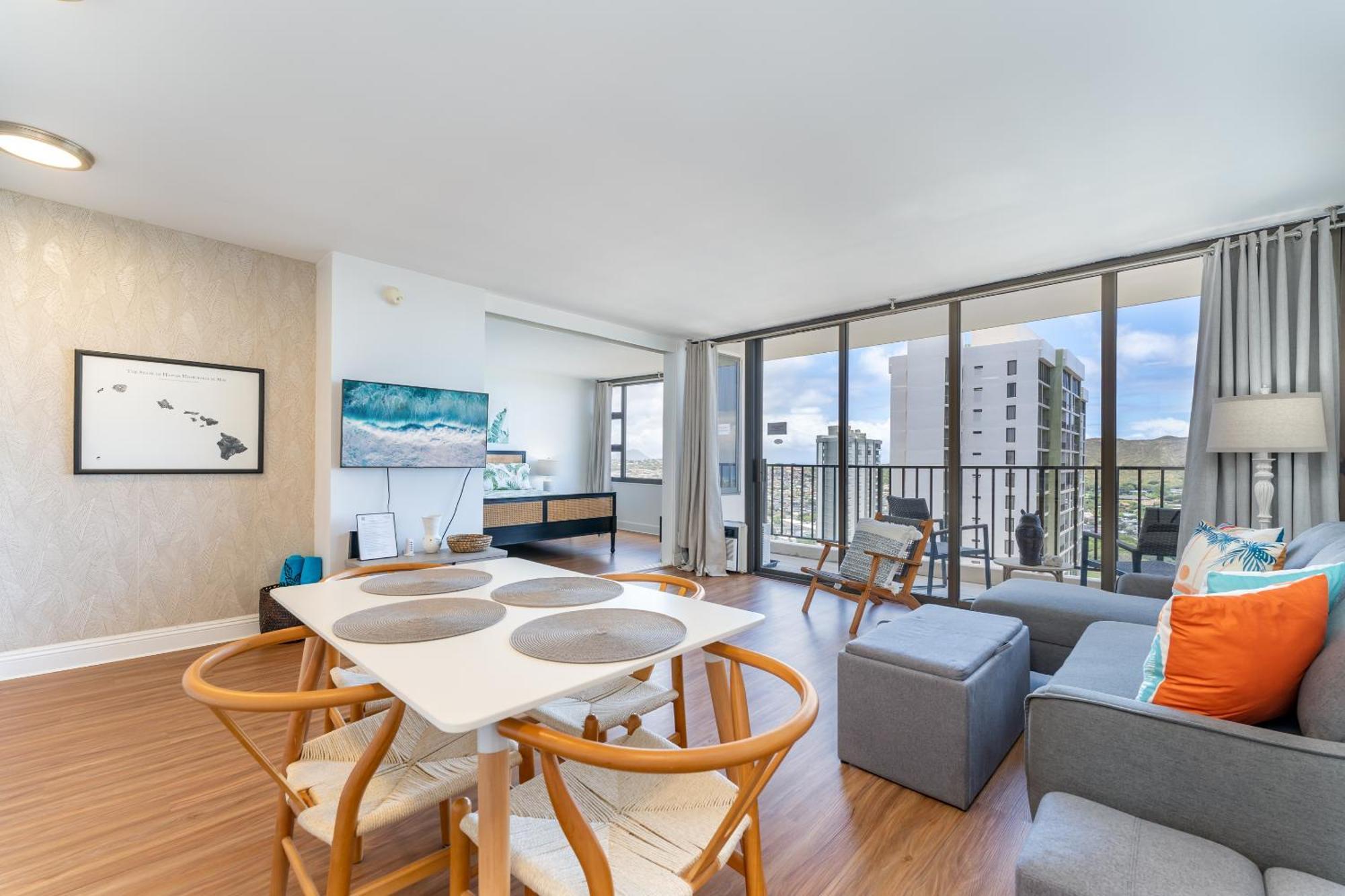 Waikiki Banyan With Ocean Views - Free Parking - Block From * Honolulu