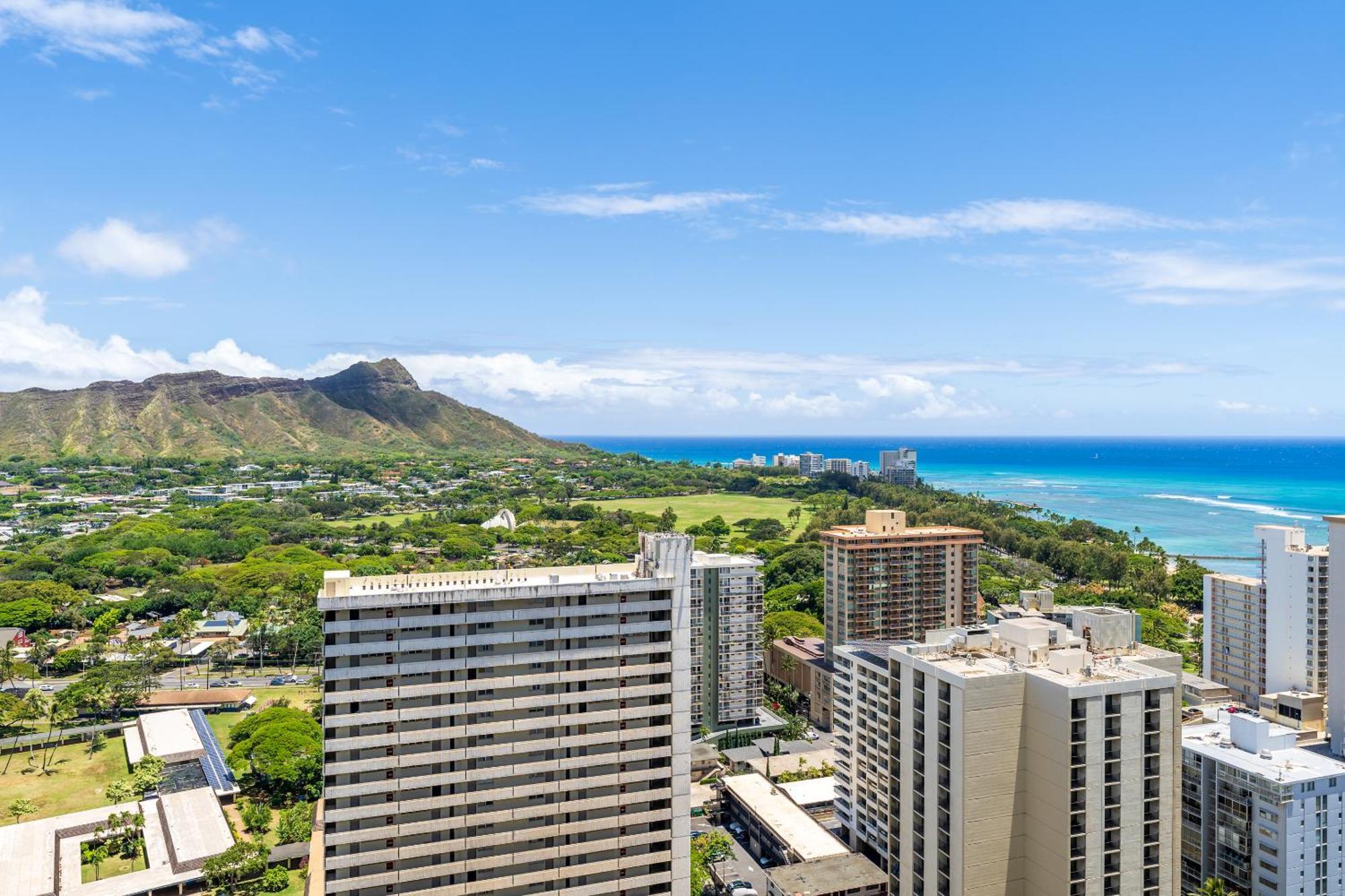 Waikiki Banyan With Ocean Views - Free Parking - Block From Apartment Honolulu