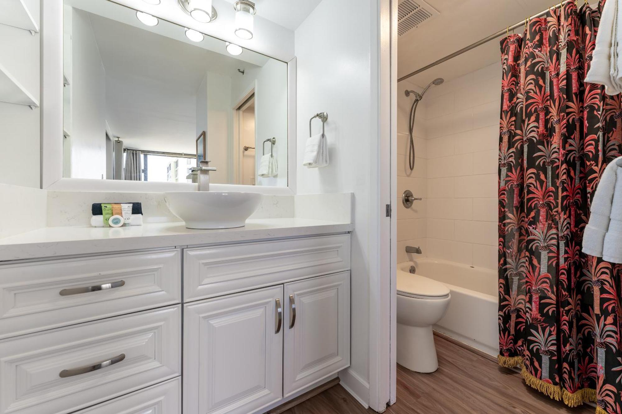 Waikiki Banyan With Ocean Views - Free Parking - Block From
