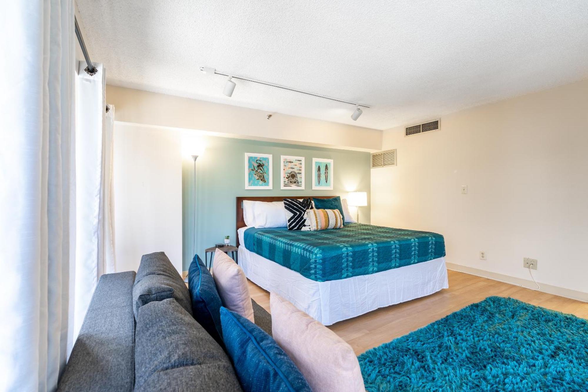Spacious Downtown Executive Retreat - Free Parking *