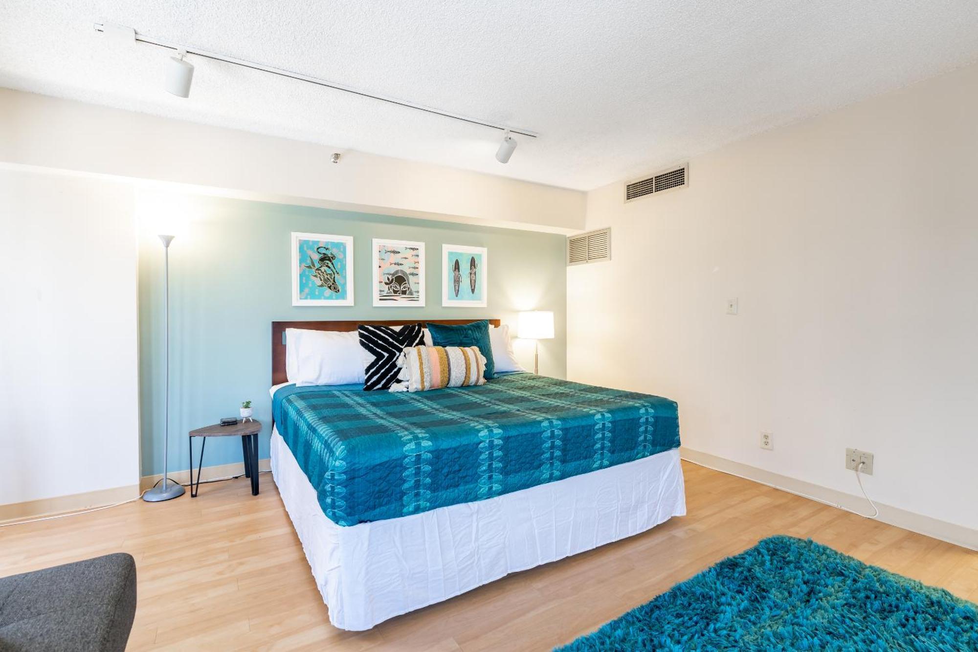Spacious Downtown Executive Retreat - Free Parking Apartment *