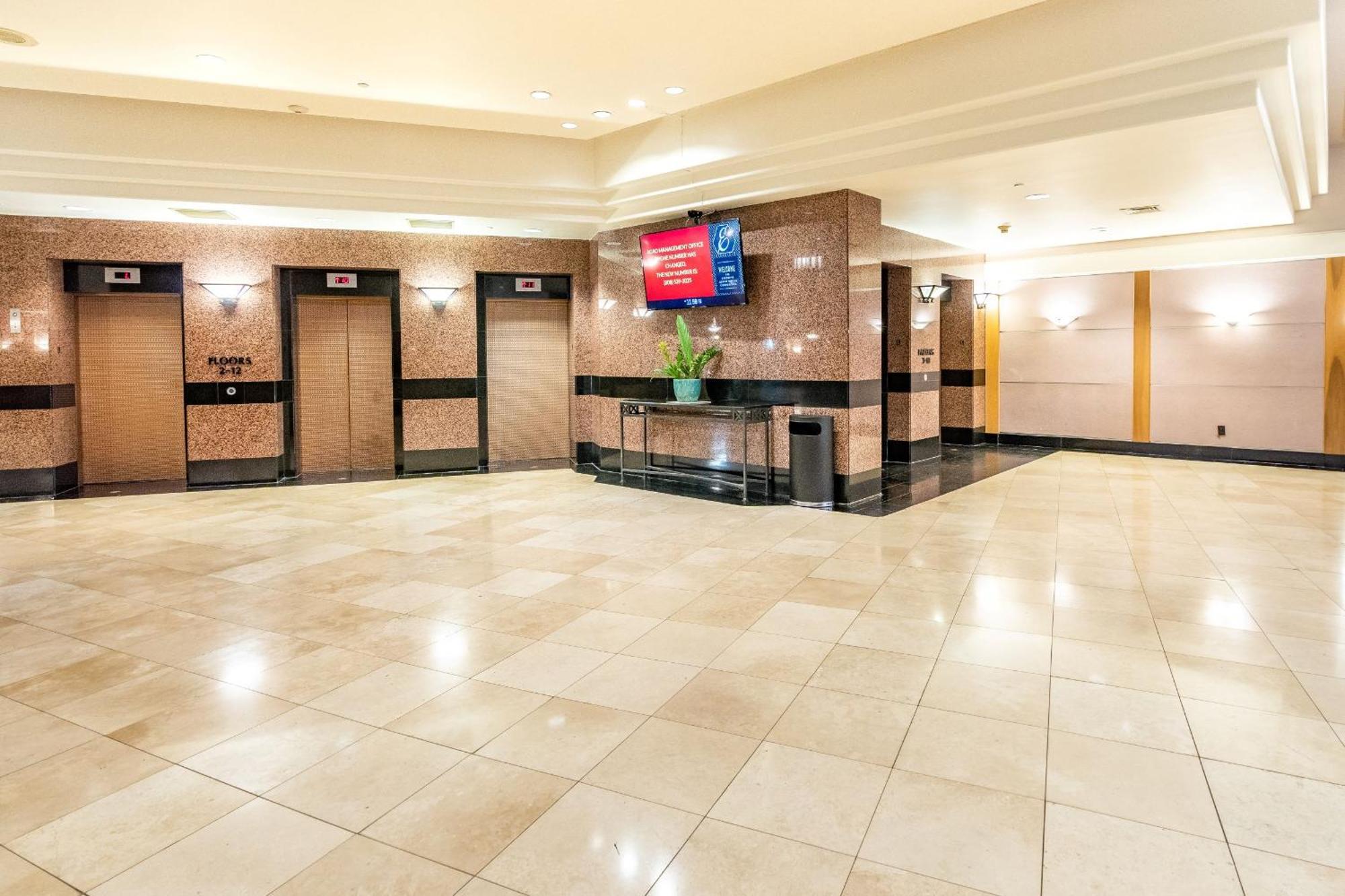 Spacious Downtown Executive Retreat - Free Parking Honolulu
