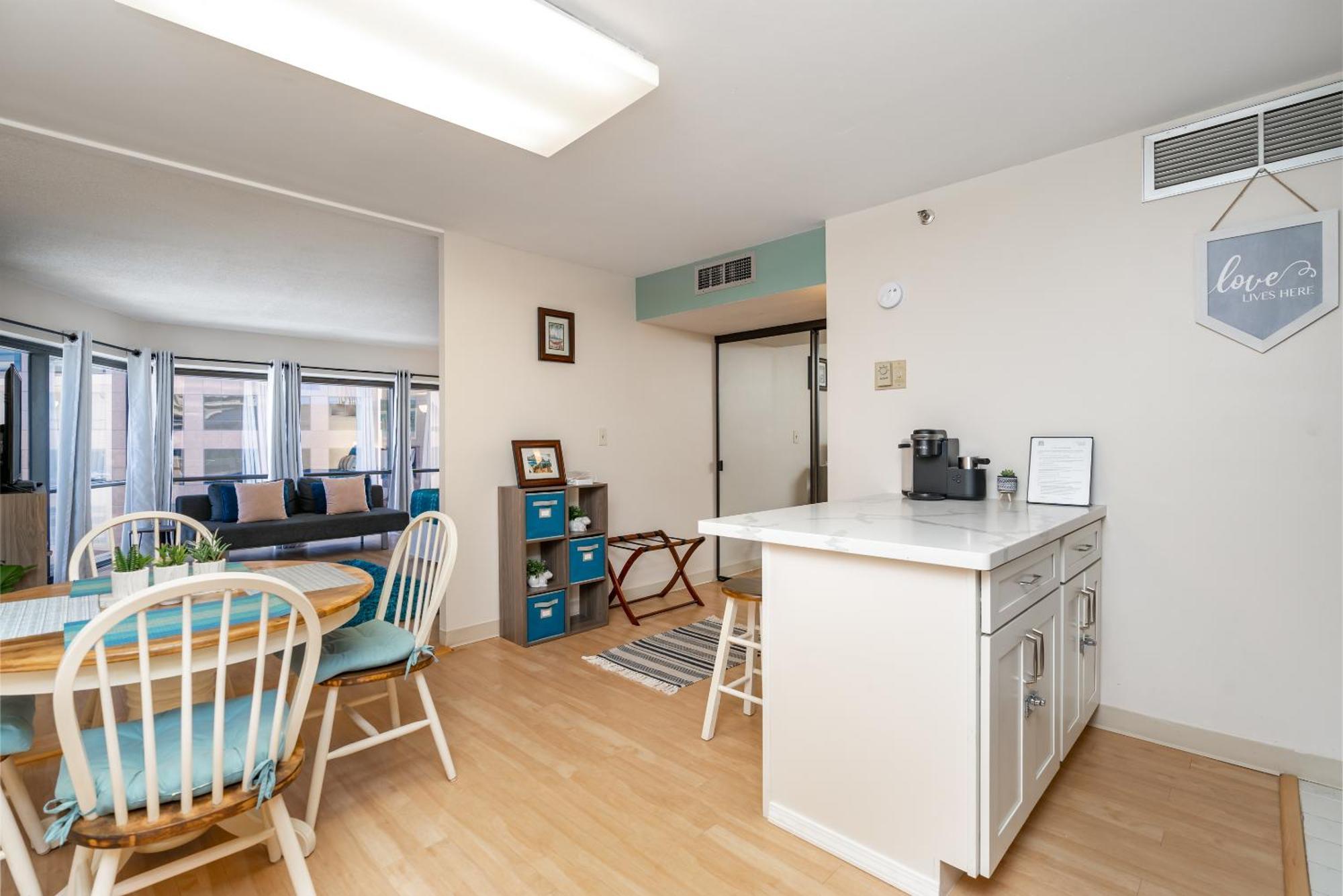 Spacious Downtown Executive Retreat - Free Parking Apartment *