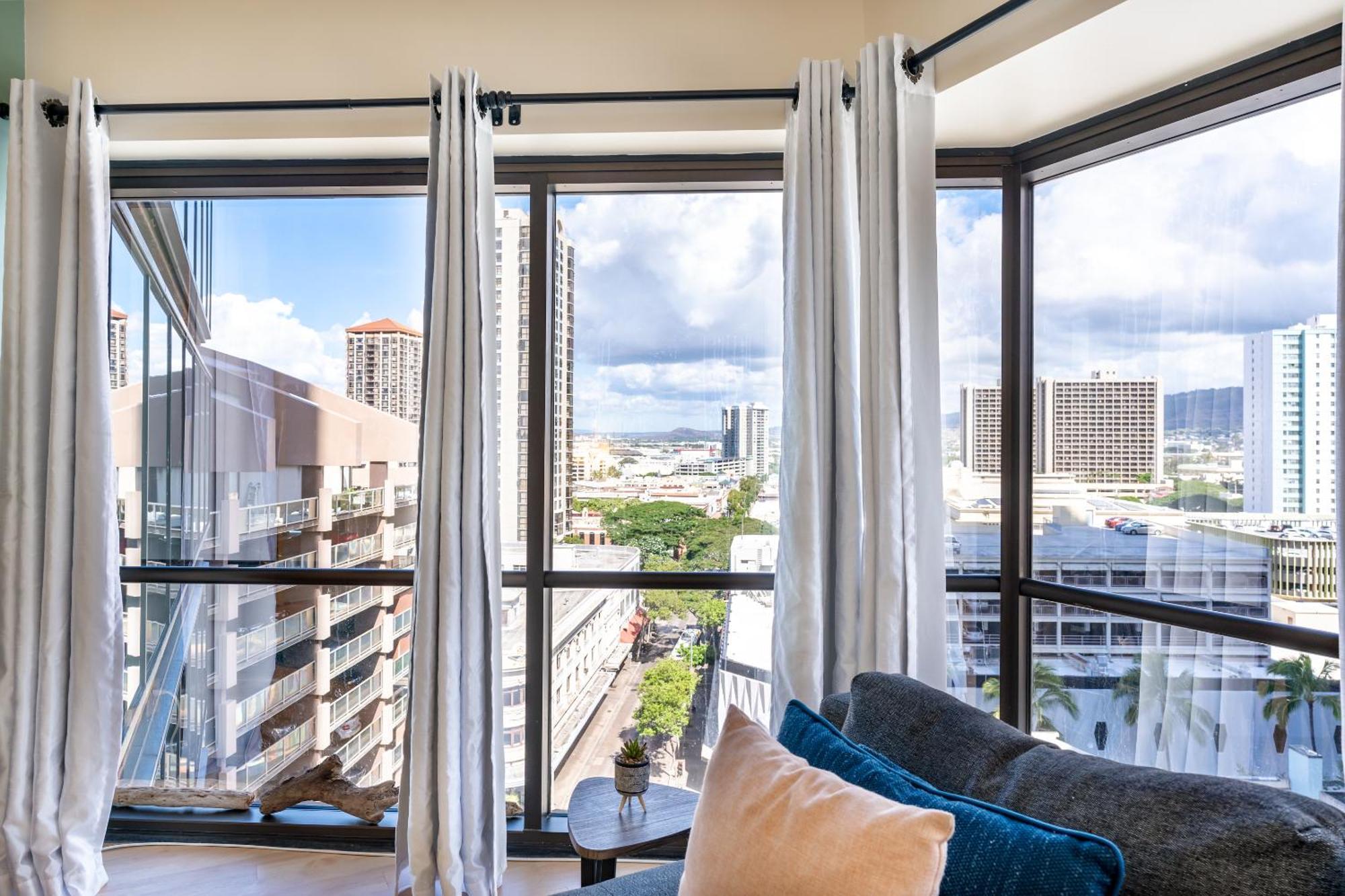 Spacious Downtown Executive Retreat - Free Parking Apartment Honolulu
