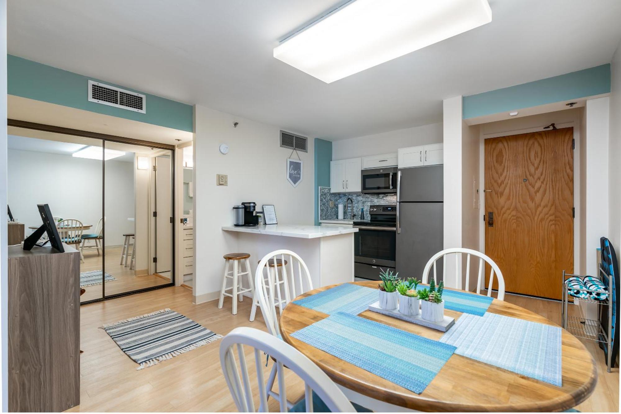 Spacious Downtown Executive Retreat - Free Parking Apartment