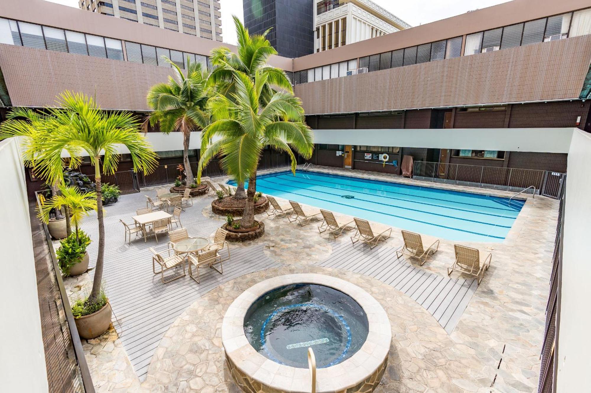 Spacious Downtown Executive Retreat - Free Parking Apartment *