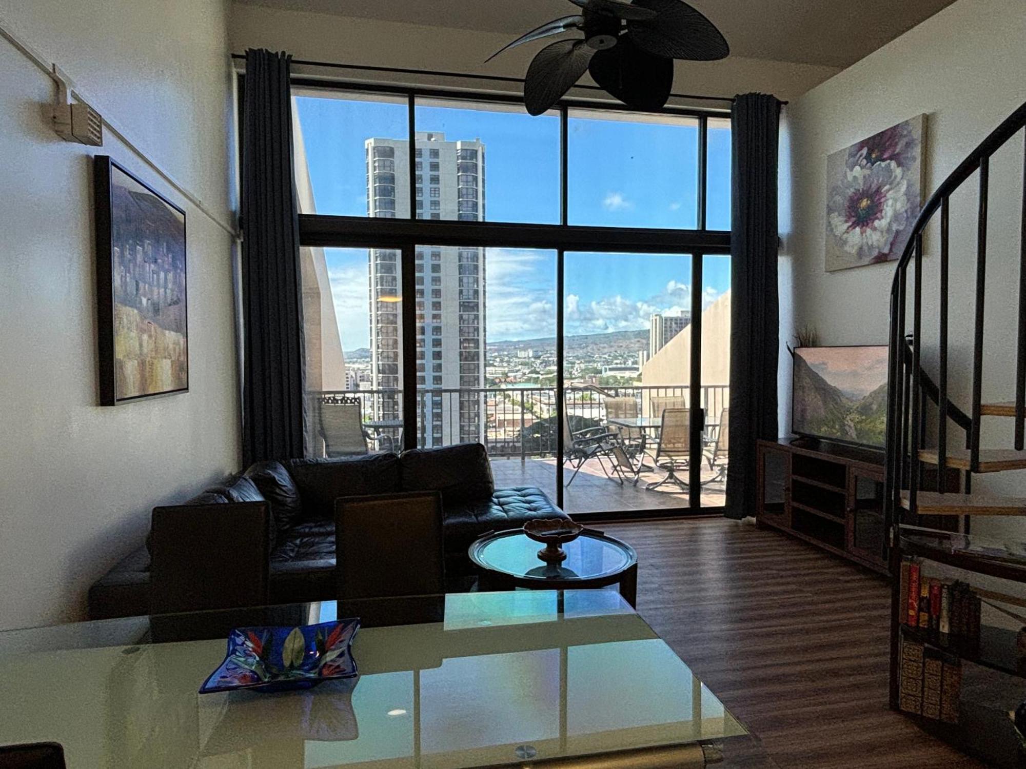 Downtown 2br Huge Patio Free Parking Wifi *