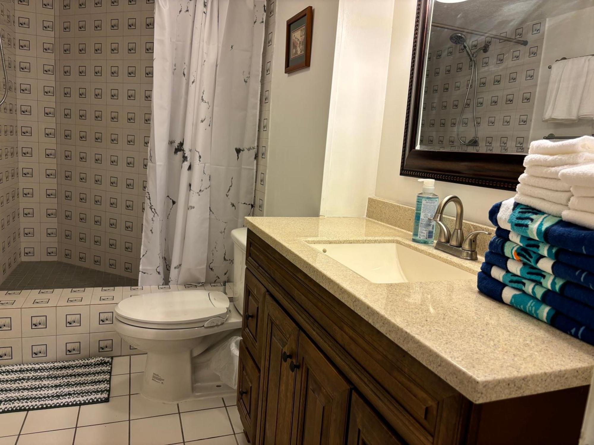 Apartment Downtown 2br Huge Patio Free Parking Wifi *
