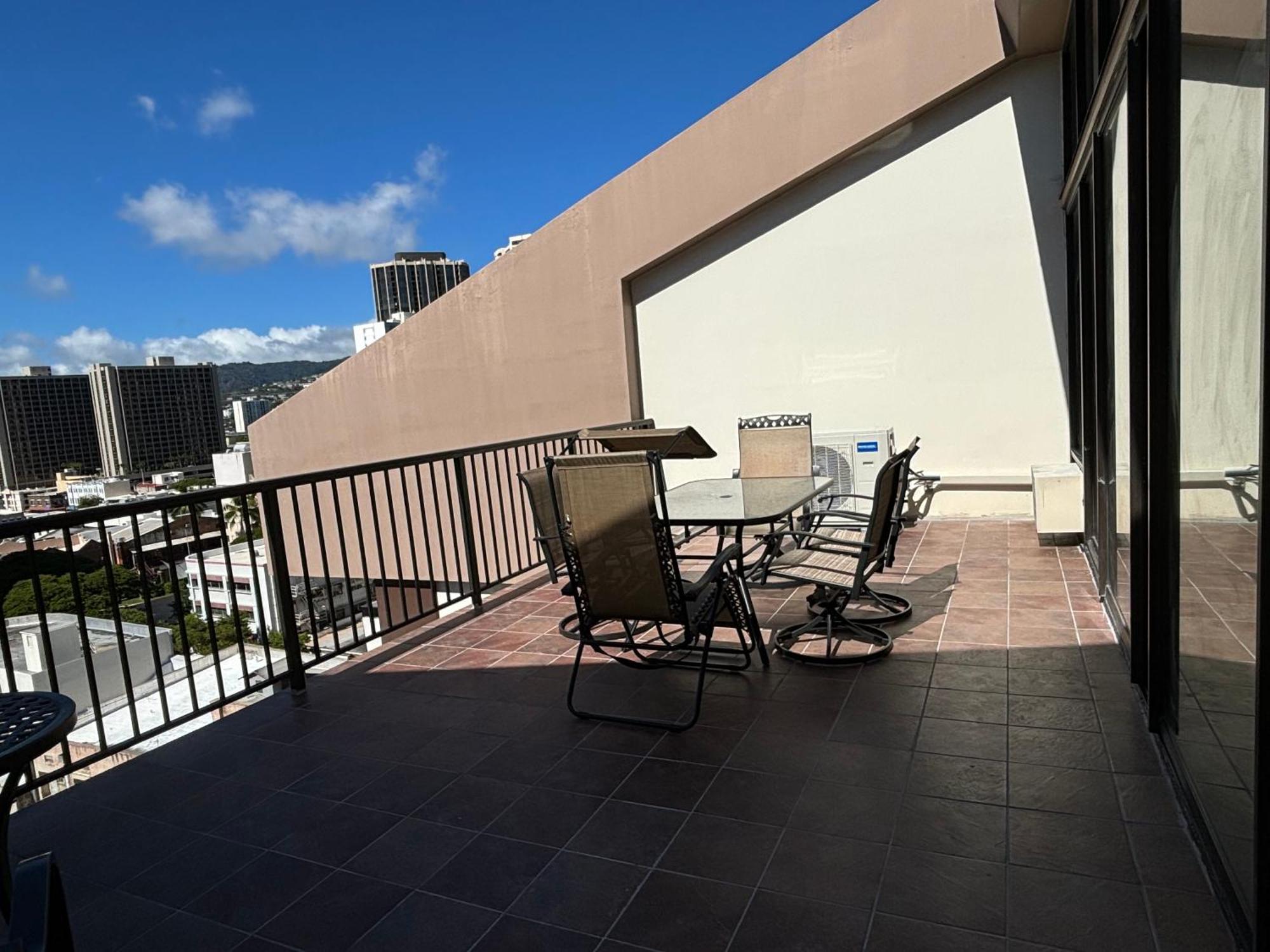 Downtown 2br Huge Patio Free Parking Wifi Honolulu