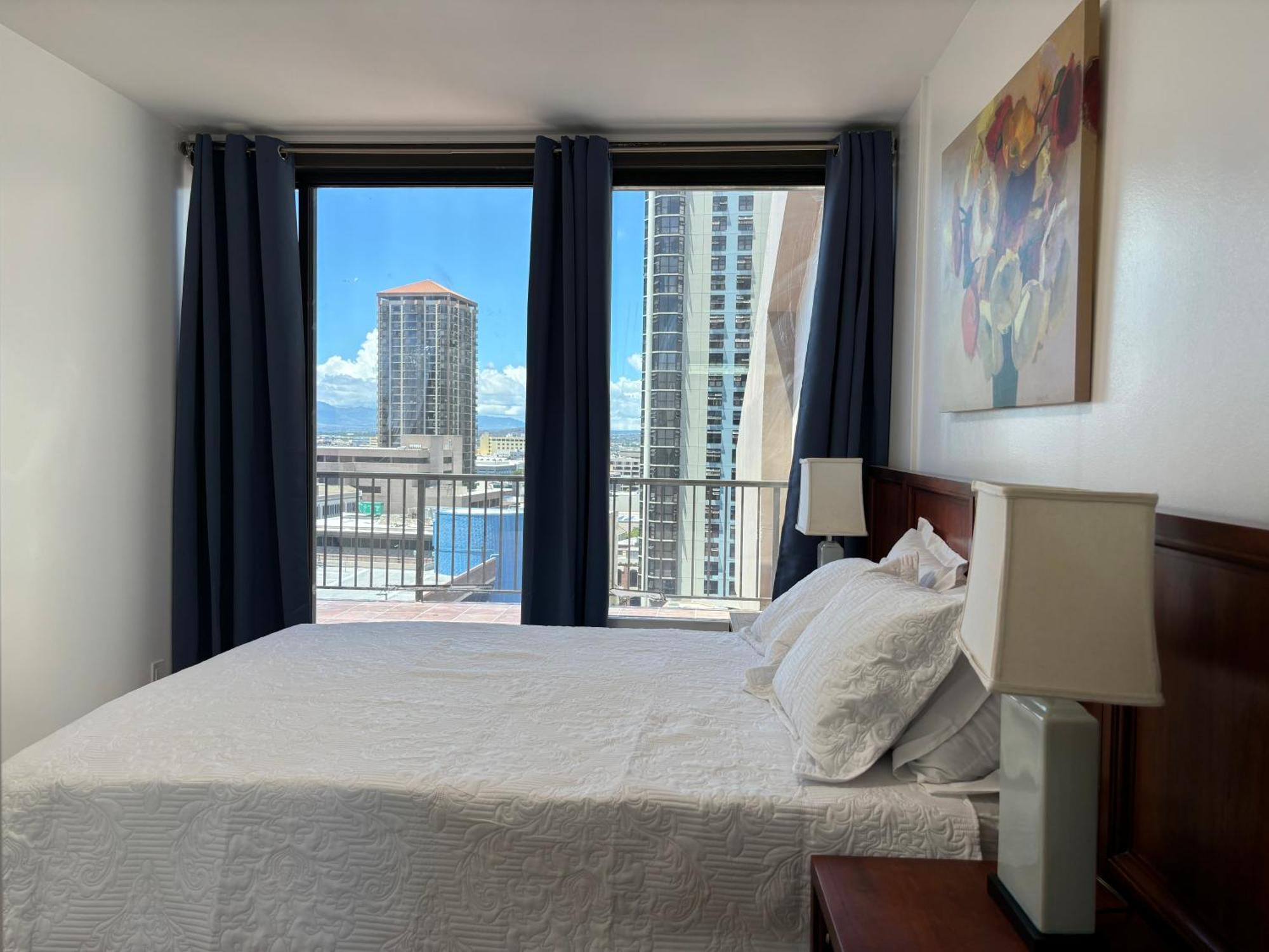 Downtown 2br Huge Patio Free Parking Wifi Apartment