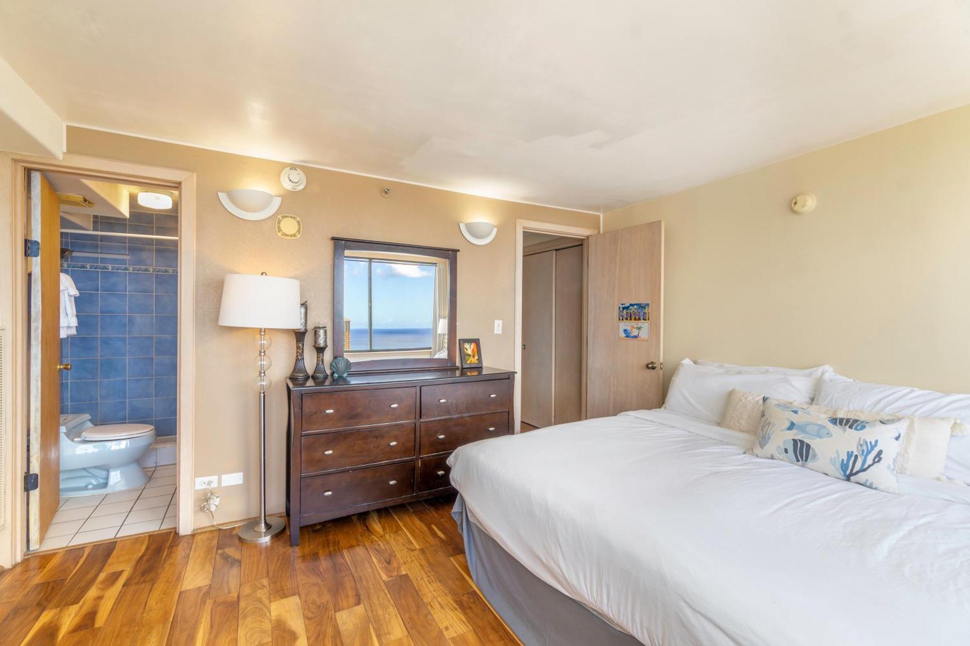 Hawaiian Monarch Penthouse 402 *